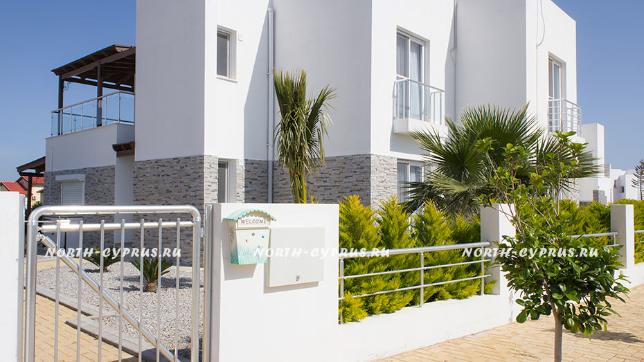 Стильные пляжные таунхаусы в жилом комплексе на Северном Кипре