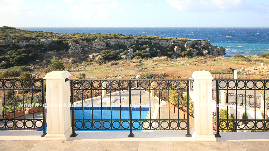 Фешенебельная курортная вилла на первой береговой линии на Кипре