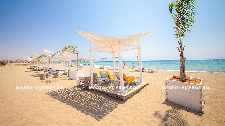 Вилла на песчаном пляже на побережье Северного Кипра